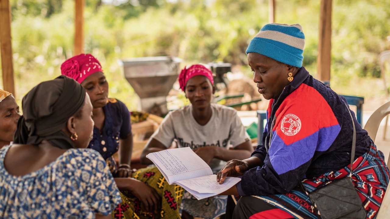 Salimata talking to a group of women