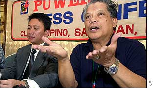 Estrada's defence lawyers Rene Saguisag (R) and Raymond Fortun (L)
