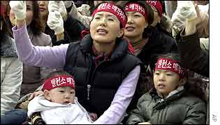 Power workers' families rally in Seoul on Saturday