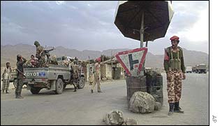 Yemeni soldiers at a roadblock in Maarib province