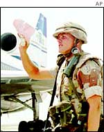 US soldier leaving Somalia in 1993