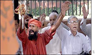 VHP activists demonstrate outside the Indian parliament in Delhi