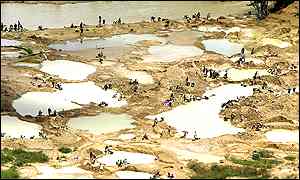 Diamond miners in Sierra Leone