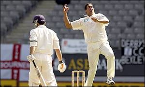 Daryl Tuffey produced excellent bowling figures of 6-54