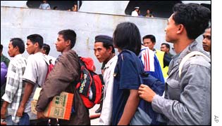 Illegal Indonesian immigrants leaving Malaysia