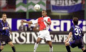 Asikalou of Feyenoord vies with Luigi Di Biagio and Turkish player Belozoglu Emre of Inter Milan 