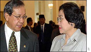 Megawati (right) with lower house speaker Akbar Tanjung 