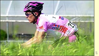 Germany's Jens Heppner wears the pink jersey of the overall leader