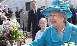 Queen greets well wishers in Glasgow's George Square