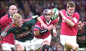 Ronan O'Gara attacks for Munster against Leicester