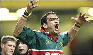 Martin Johnson roars his disgust at a refereeing decision against Leicester
