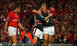 Tim Stimpson congratulates Geordan Murphy on his try