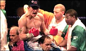 Hatton retains his WBU junior welterweight title on points