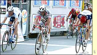 Cipollini (centre) outsprints fellow Italian Alessandro Petacchi (left) and Austrian Rene Haselbacher