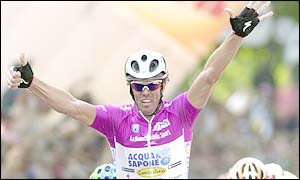 Cipollini's win brings his career record to 40 stage wins in the Giro d'Italia - one short of the all-time mark of 41 held by Italian great Alfredo Binda