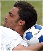 Shoaib Akhtar relaxes ahead of the clash