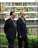 China's Jiang Zemin (L) with Russia's Vladimir Putin at Peterhof