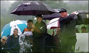Darren Clarke driving through the rain to the 9th hole