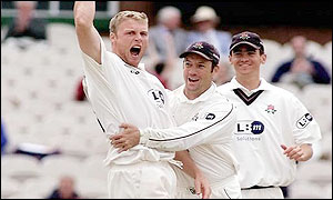 Flintoff's wicket helps to put Lancashire back in the game