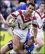Paul Sculthorpe goes on another run for Saints