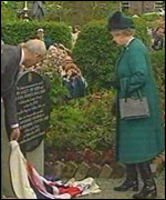 The Queen, plaque, Dolau