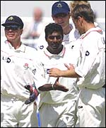 Muralitharan congratulated by Lancashire team-mates