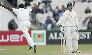 Upashantha takes Thorpe's wicket with the score standing at 262