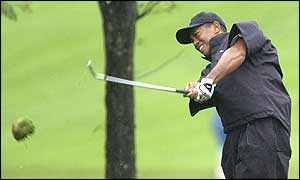 Tiger Woods battles the elements 