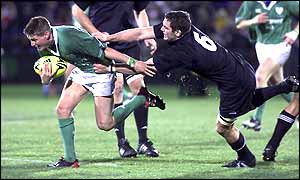 Ronan O'Gara runs at the Kiwi defence