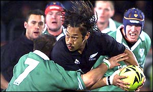 Tana Umaga is tackled by Keith Gleeson
