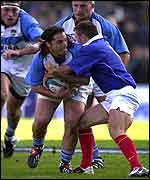 Merceron tries to halt Pumas scrum-half Agustin Pichot 