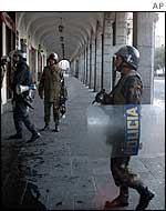 Riot police in central Arequipa 