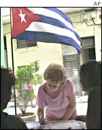 A voter signs the petition on Havana