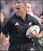 Jonah Lomu on the charge against Ireland in 2001