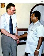 Tiger leader Prabhakaran (R) with Norwegian monitoring mission head