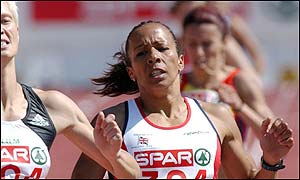 Kelly Holmes led the 800m but fell away badly