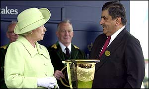 Sheikh Hamdan Al Maktoum receives the winners trophy from the Queen following Malhub's win in the Golden Jubilee Stakes