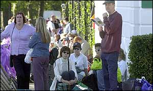 Tennis fans queue for the start of Wimbledon 2002
