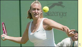 Mary Pierce forhands the ball back to Alicia Molik