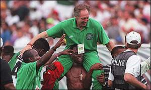 Jo Bonfrere carried by Nigeria's players after beating Argentina in the Olympic final 