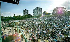 'Henman Hill' is as crowded as ever as the fans cheer on Draper and Henman