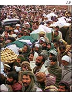 Shias carry massacre victims to graveyard in 1999