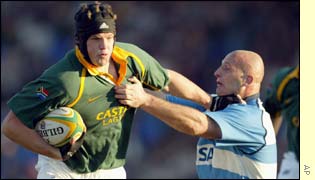 Flank Joe van Niekerk faces an Argentine tackle