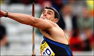 Sergey Makarov throws a massive 92.61m in the javelin