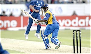 Sanath Jayasuriya takes on England's bowlers to great effect