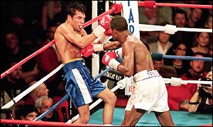 Felix Trinidad pummels Oscar De La Hoya at Mandalay Bay, Las Vegas
