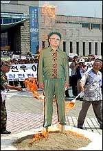South Korean veterans burn an effigy of North Korean leader Kim Jong-il (AFP)