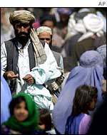 Afghan refugees crossing the Pakistan border