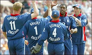 England's players congratulate Alex Tudor after he claims the wicket of Sanath Jayasuriya