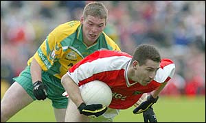 Diarmuid Marsden of Armagh gets in ahead of Donegal's Noel McGinley